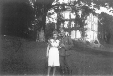 La bonne au bras d'un soldat allemand