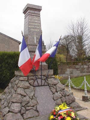 La place de la mairie d'Abainville